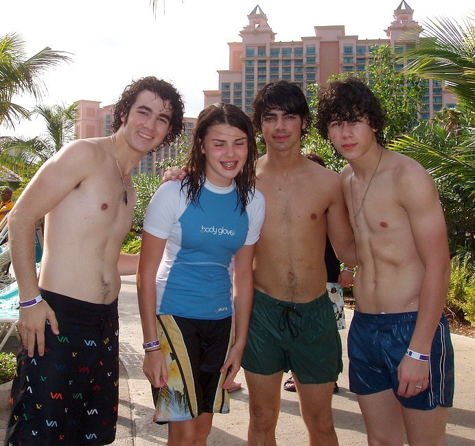 Are the jonas brothers gay